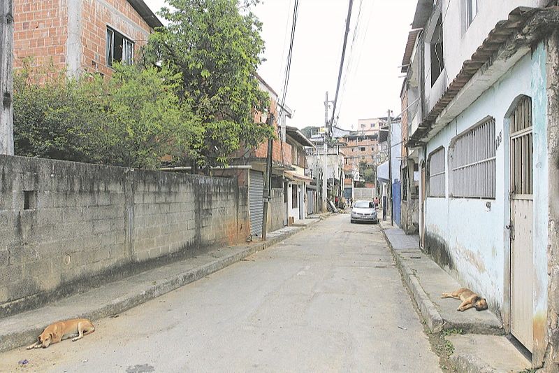 Rua São Sebastião ficou sem iluminação pública por um ano e quatro meses e registrou até venda de drogas (Foto: Kadidja Fernandes/AT)