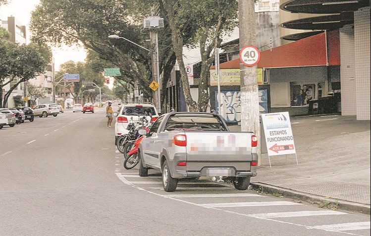 Carro estacionado em esquina de rua, em Vitória: lei atual prevê multa de R$ 130,16 pela infração (Foto: Beto Morais/AT)