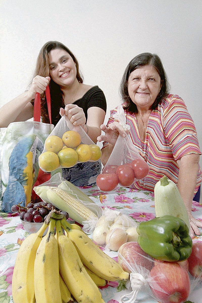 Amanda Ribeiro e a avó Maria das Graças (Foto: Beto Morais / AT)