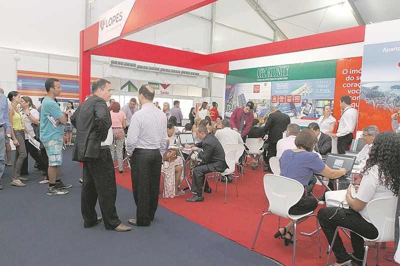 Salão do imóvel em edição antes da pandemia do novo coronavírus: estandes lotados. Para este ano, os compradores terão acesso a ofertas especiais, que devem ser divulgadas pelas empresas mais próximo ao evento (Foto: Arquivo/ AT)