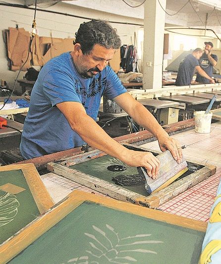 Samuel Martins da Silva, de 54 anos, vive da moda há 40 anos (Foto: Kadidja Fernandes/AT)