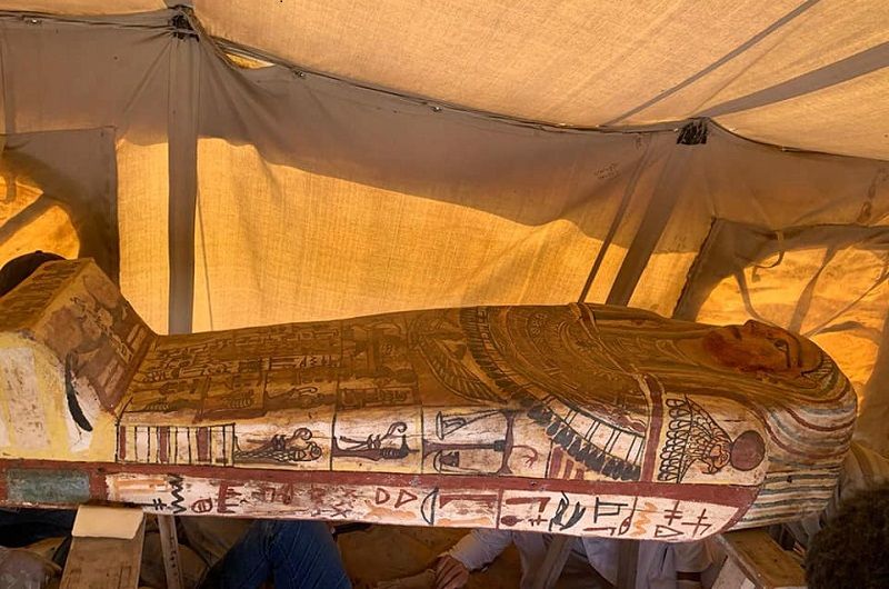 Os 14 artefatos com cerca de 2,5 mil anos foram encontrados no sítio arqueológico de Saqqara (Foto: Ministério do Turismo e Antiguidades do Egito)