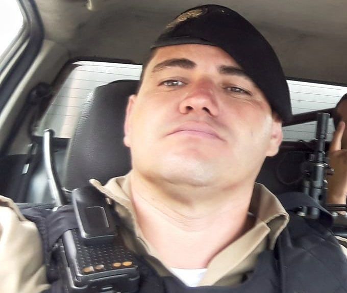 O militar Cassio Ferreira de Assis, de 41 anos, estava na praia junto com a esposa e o menino. Ao ver que o filho estava se afogando, pulou na água para salvar a criança, mas foi levado pelas ondas (Foto: Divulgação/ Facebook)