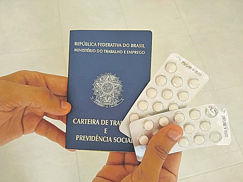Jovem mostra Carteira de Trabalho e remédio que usa contra a ansiedade (Foto: Divulgação)