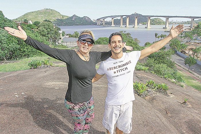 Sonia e o filho Brayan contam que se apaixonaram por Vitória e escolheram a cidade pela qualidade de vida (Foto: Dayana Souza/AT)