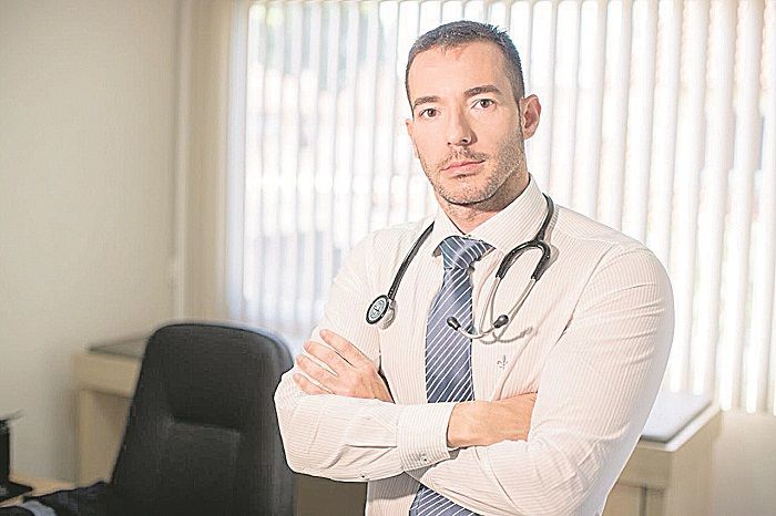 "A doença é degenerativa, resultando em atrofia e limitando a capacidade de movimento” - Thiago Gusmão, neurologista (Foto: Divulgação)