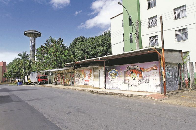 Trailer no bairro Castelândia que está abandonado e que seria abrigo de animais peçonhentos, segundo os moradores. (Foto: Dayana Souza/AT)