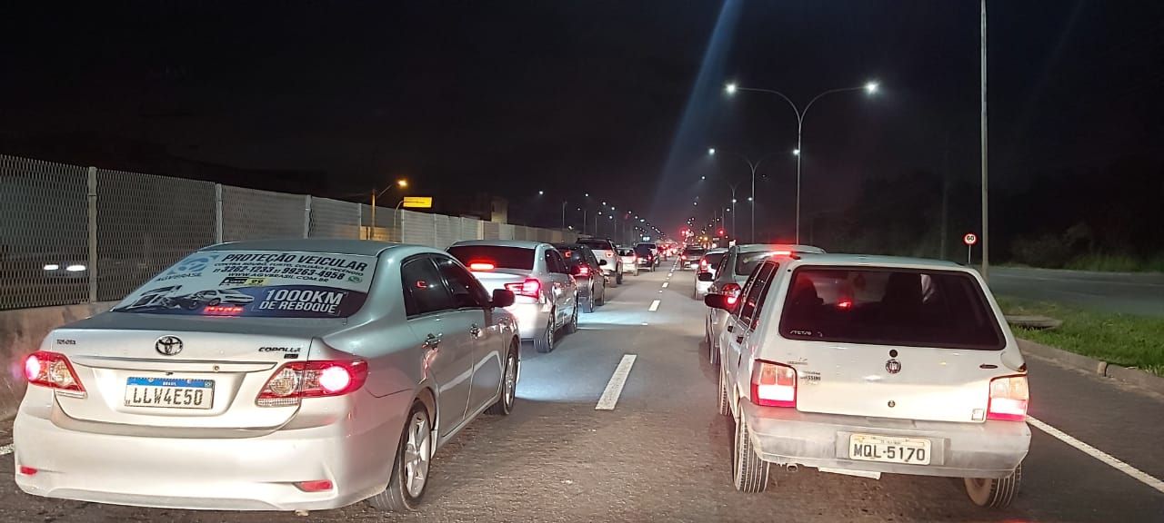 Trânsito na Rodovia do Sol (Foto: Weslei Radavelli)
