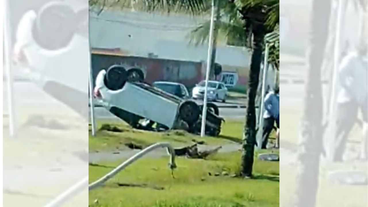 O veículo capotado próximo ao bairro Jardim Limoeiro, na Serra. O acidente aconteceu no início da tarde desta quarta-feira (Foto: Divulgação)