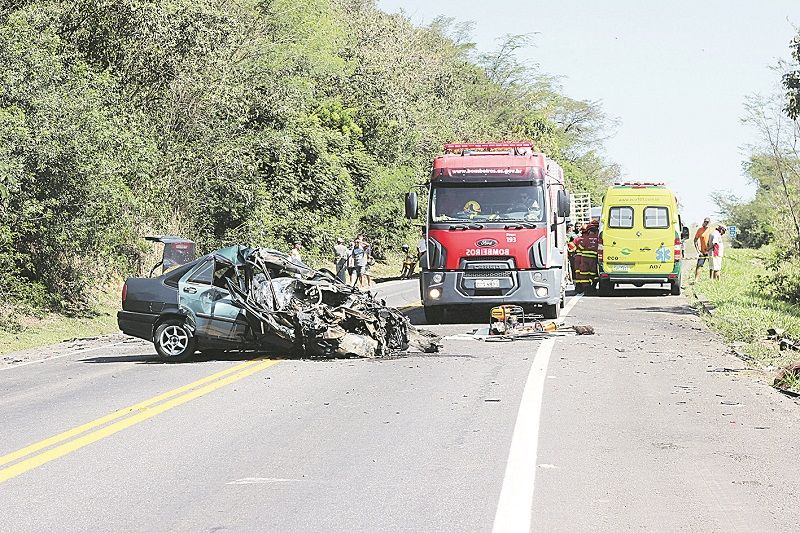 Veículo destruído em local de acidente na BR-101: punições vão ser mais rigorosas para motoristas embriagados que provocarem mortes no trânsito (Foto: Roberta Bourguignon - 26/09/2018)