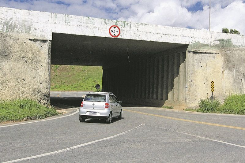 Viaduto Subterranêo, na BR 101-sul, que dá acesso ao bairro e está sem iluminação e bueiros estão entupidos (Foto: Kadidja Fernandes/AT)