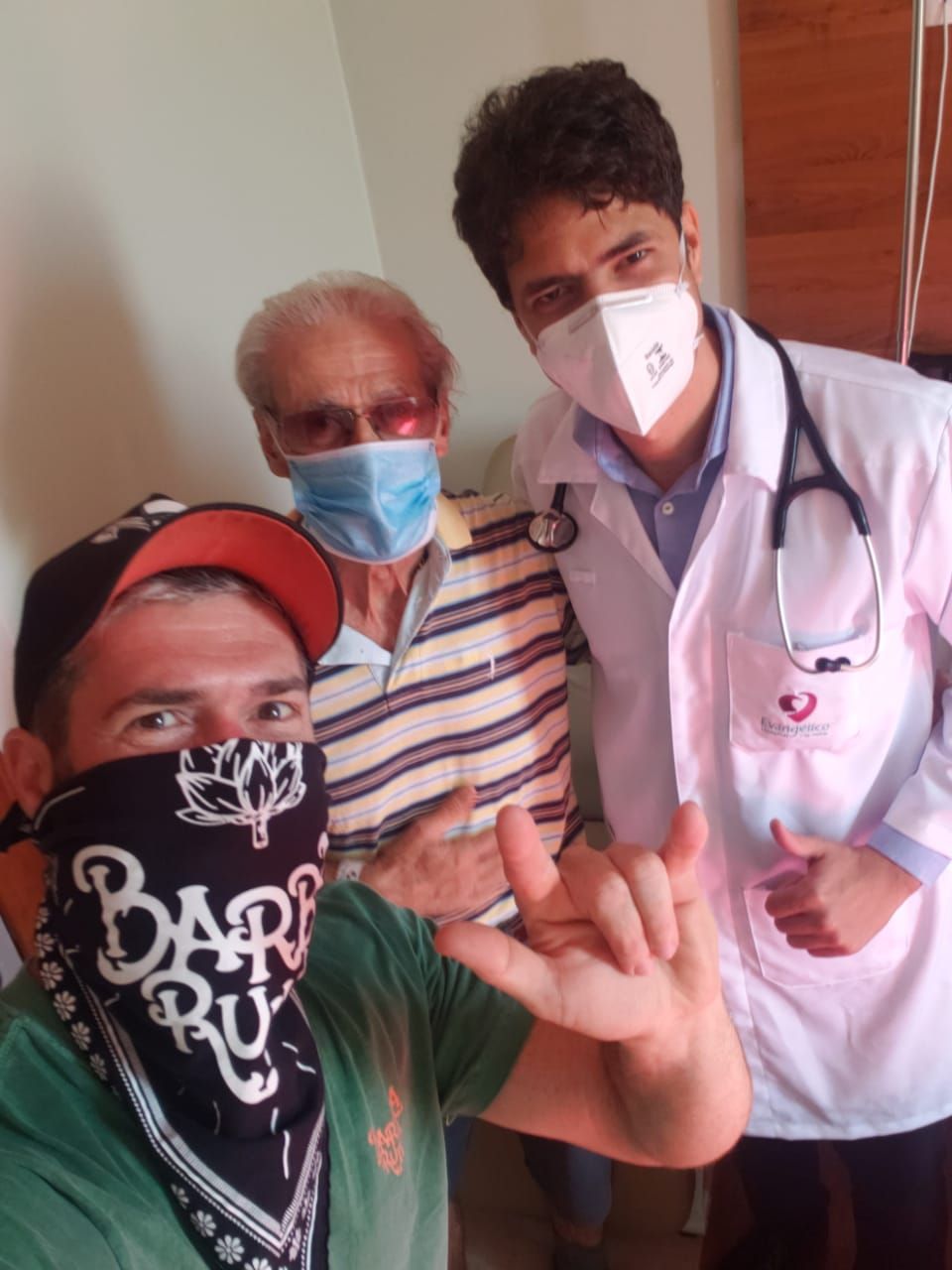 Vitor Buaiz posou para foto com o filho, Daniel, e o médico Diogo Barreto (Foto: Acervo pessoal)