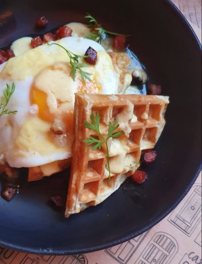 Waffle com bacon da Casa Qu4tro. (Foto:  Larissa Baiocco/Divulgação)