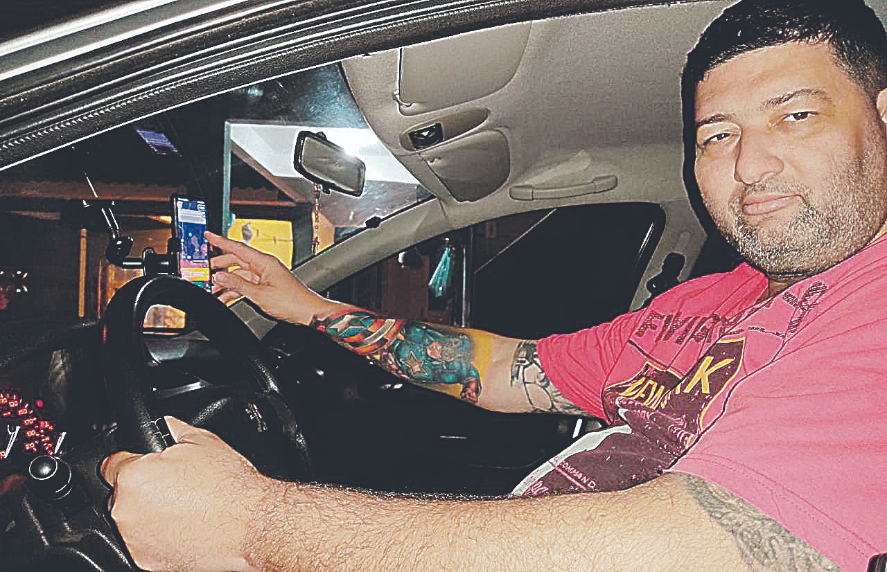Wanderson conseguiu comprar carro e reformar a casa com o trabalho como motorista: “É preciso se dedicar” (Foto: Divulgação)