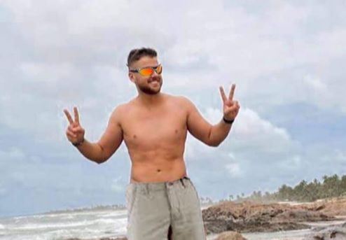 Zé Neto, que passa uns dias com a família na Costa do Sauípe, na Bahia, teve foto de sunga removida pelo Instagram (Foto: Reprodução/Instagram)