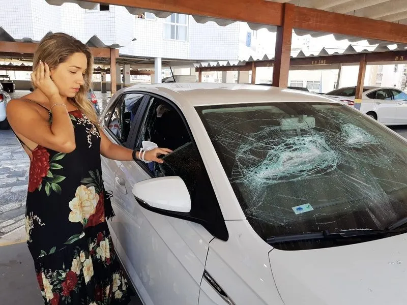 A empresária Lorena Mendonça teve o carro destruído por um taco de baseball e acusa o ex-marido