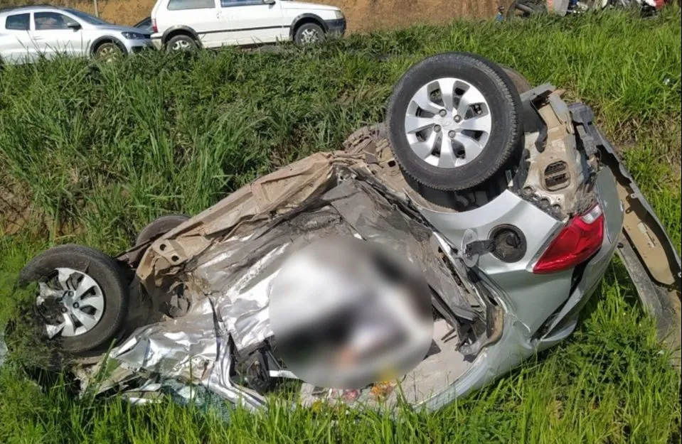 Imagem ilustrativa da imagem Acidente entre carros e carreta deixa um morto e dois feridos na Serra