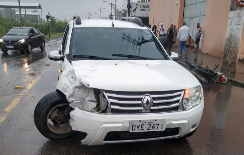 Imagem ilustrativa da imagem Motociclista fica ferido após ser atingido por carro dirigido por adolescente