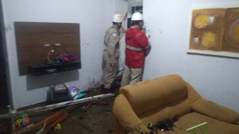 Bombeiros foram para a residência no Centro de Vitória atingida por deslizamento de terra e de pedra