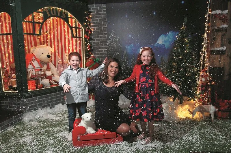 Danielle Barboza com os filhos João e Maria Clara: magia do Natal está mantida