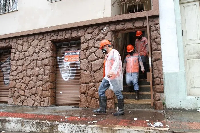 Equipe da Defesa Civil de Vitória faz visita aos imóveis atingidos por deslizamento na Gruta da Onça