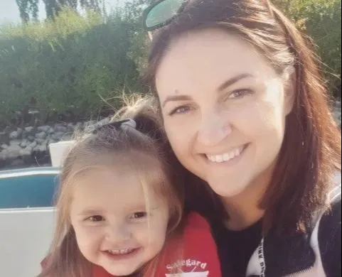 Emily Schmitt com a filha Carsyn, de 2 anos.
