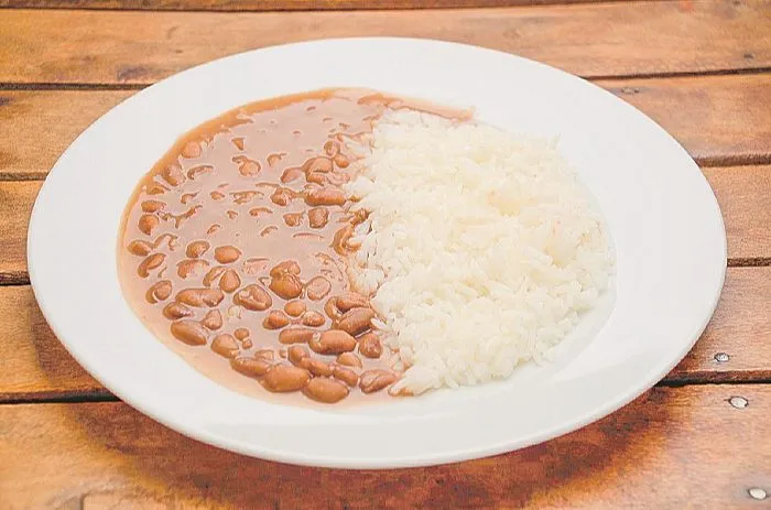 Feijão com arroz, prato típico do brasileiro, estão entre os alimentos que tiveram aumento de preço no Estado