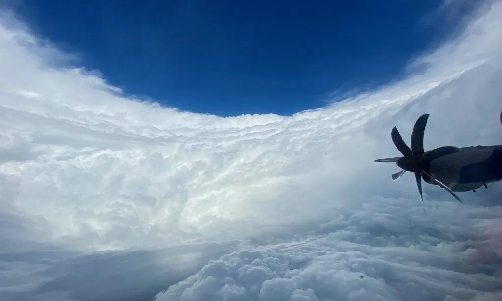 Os pilotos dos aviões caça-furacões do NOOA voaram dentro do Épsilon