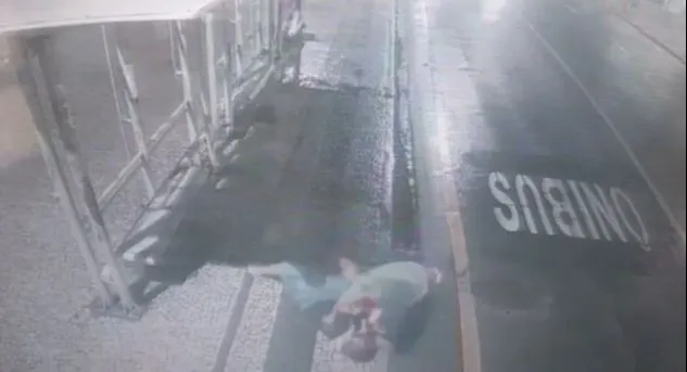 Imagem ilustrativa da imagem "Medo e arrepio", diz balconista após ver vídeo de ataque que sofreu durante assalto