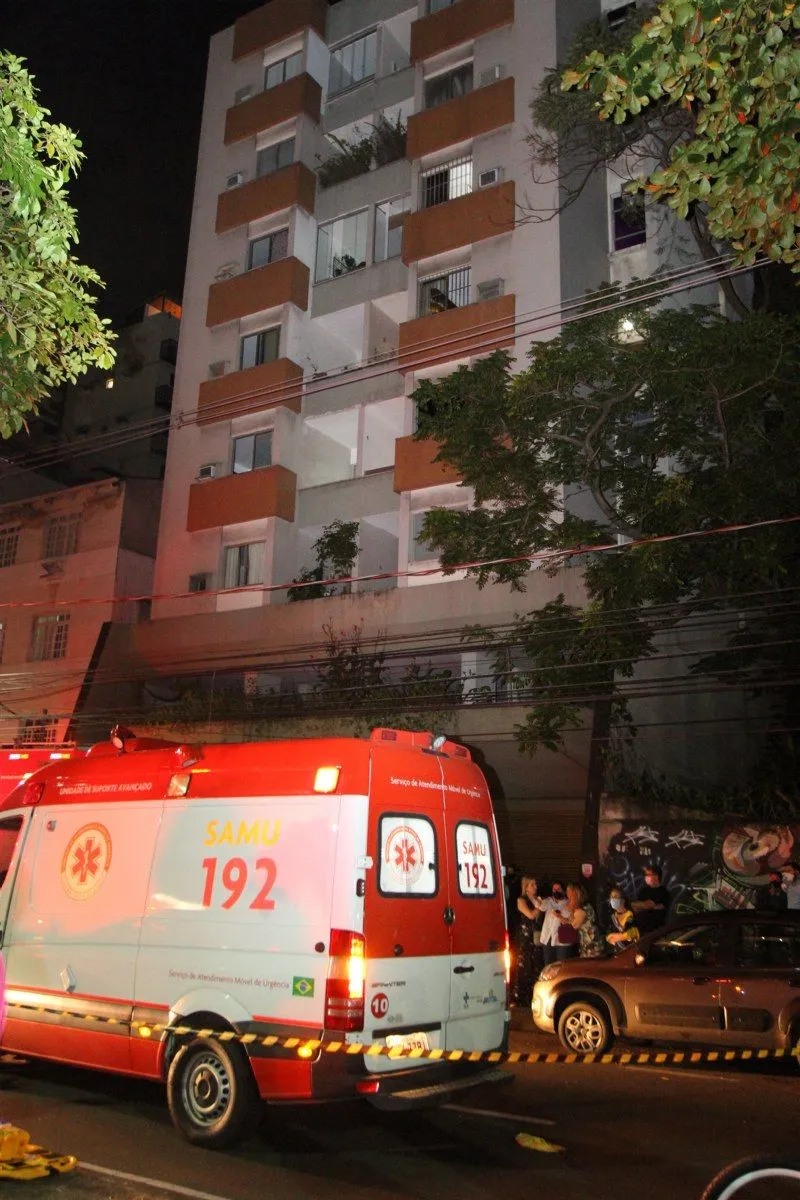 Imagem ilustrativa da imagem Testemunhas reclamam da demora dos bombeiros em atender incêndio em apartamento