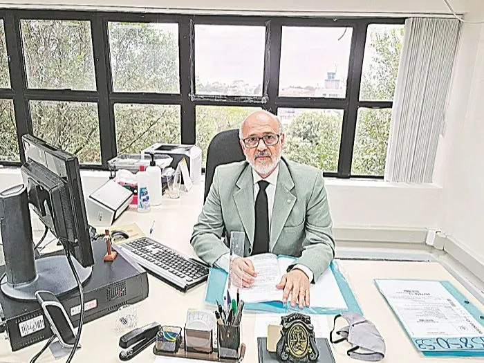 Antes de fazer curso de Direito e virar juiz, Rubens da Cruz, de 67 anos, atuou como médico durante duas décadas