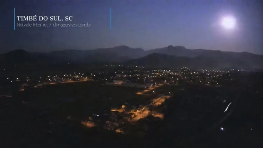Imagem ilustrativa da imagem Meteoro de grande magnitude transforma noite em dia. Veja fotos e vídeo