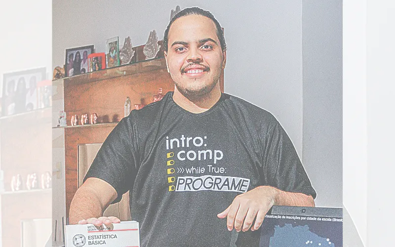 O estudante Jorge Uliana,  21 anos, desenvolve projetos com a tecnologia