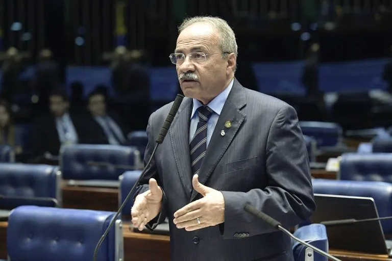 O senador Chico Rodrigues (DEM-RR) foi flagrado com dinheiro na cueca