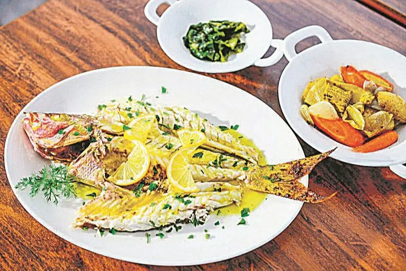 O peixe assado, acompanhado legumes e salada espartana (folhas verdes cozidas, na foto), é uma das sugestões do restaurante  grego Alas (3071-2495), antigo Thalassa, no Barro Vermelho. 