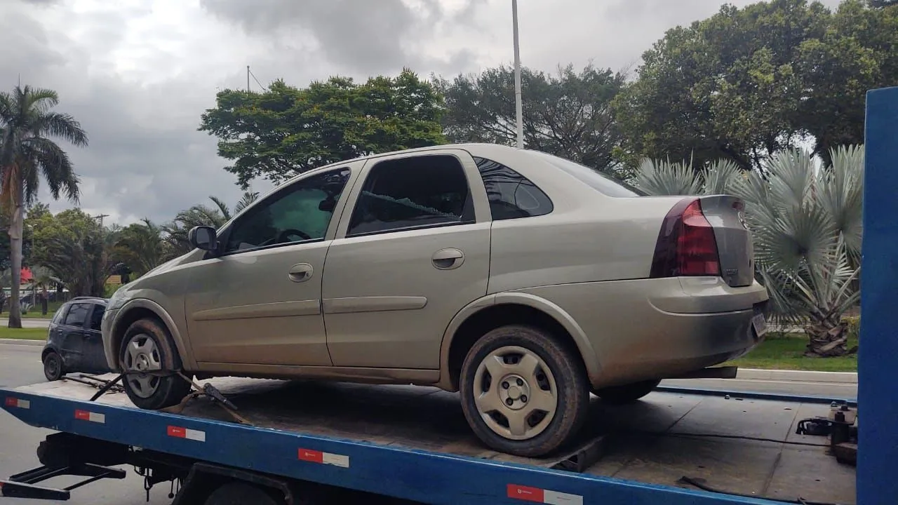 O veículo utilizado nos roubos, foi abandonado no bairro Jardim Guanabara, próximo a uma região de mata, somente com alguns pertences