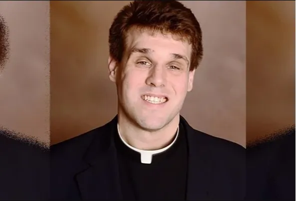 O padre Travis Clark, foi preso por ato obsceno após fazer sexo a três no altar da igreja