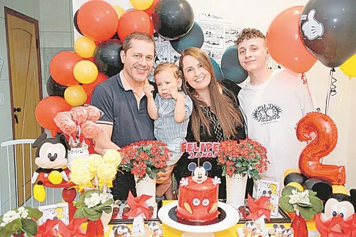 André Luiz e Adriana com os filhos Felipe e Guilherme: casal   conseguiu reduzir  a mensalidade em R$ 300 
com mudança de plano