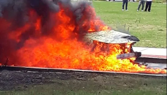 Imagem ilustrativa da imagem Carro pega fogo após bater em árvore e mata uma pessoa em Vitória