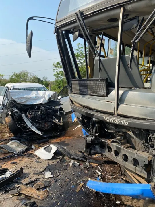 Imagem ilustrativa da imagem Motorista fica preso às ferragens ao bater de frente a ônibus