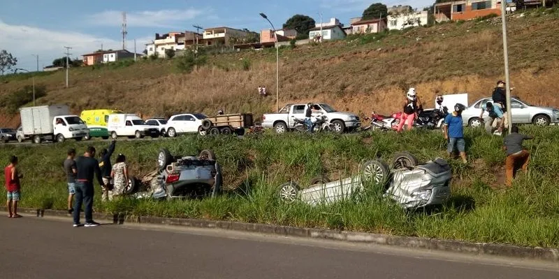 Imagem ilustrativa da imagem Acidente entre carros e carreta deixa um morto e dois feridos na Serra