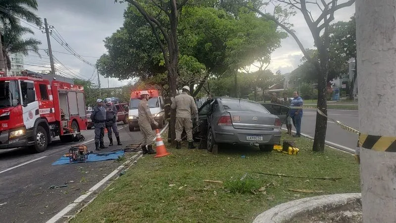 Imagem ilustrativa da imagem Carro bate em árvore e motorista fica preso às ferragens em Vitória