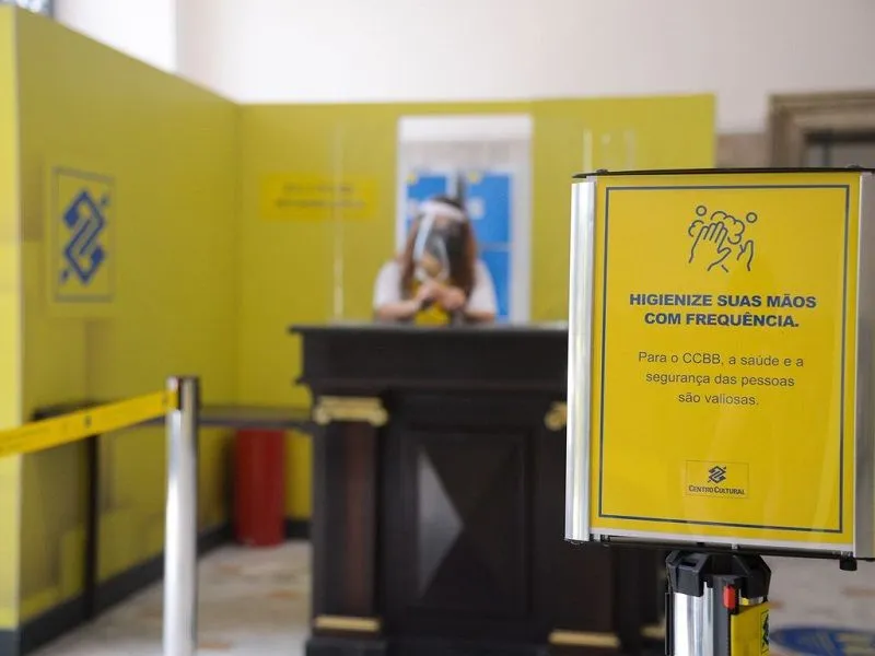 Imagem ilustrativa da imagem Mulher que levou idoso morto a banco é indiciada por tentativa de estelionato