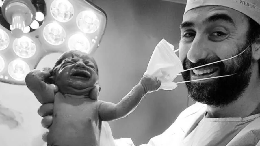 Imagem ilustrativa da imagem Bebê puxa máscara de médico ao nascer