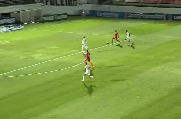 Imagem ilustrativa da imagem Com gols de Galhardo, Inter bate Bragantino e fica a 2 pontos do líder Atlético. Veja os gols