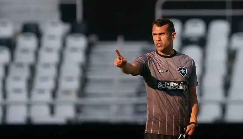 Imagem ilustrativa da imagem Botafogo anuncia demissão do técnico Bruno Lazaroni após menos de um mês no cargo