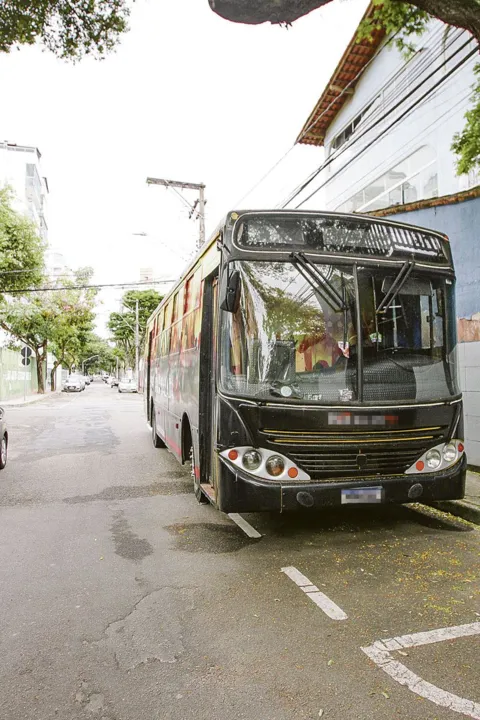 Imagem ilustrativa da imagem Ônibus e caminhão parados em Vitória