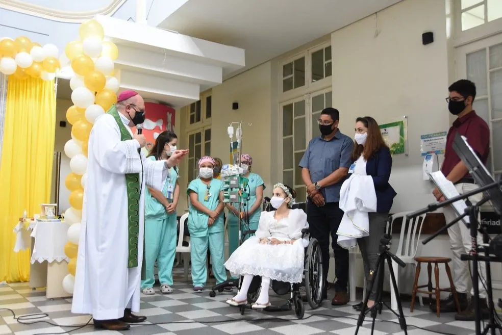 Imagem ilustrativa da imagem Criança recebe primeira comunhão em hospital enquanto aguarda transplante