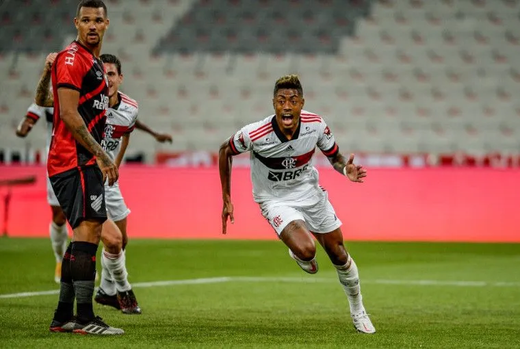 Imagem ilustrativa da imagem Flamengo visita o Athletico, vence e larga bem na Copa do Brasil. Veja o gol