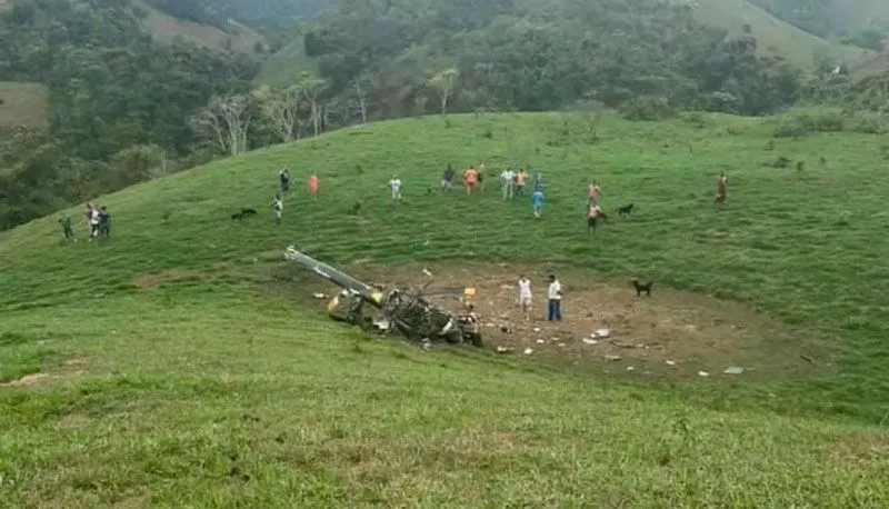 Imagem ilustrativa da imagem Queda de helicóptero mata duas pessoas no interior do Rio